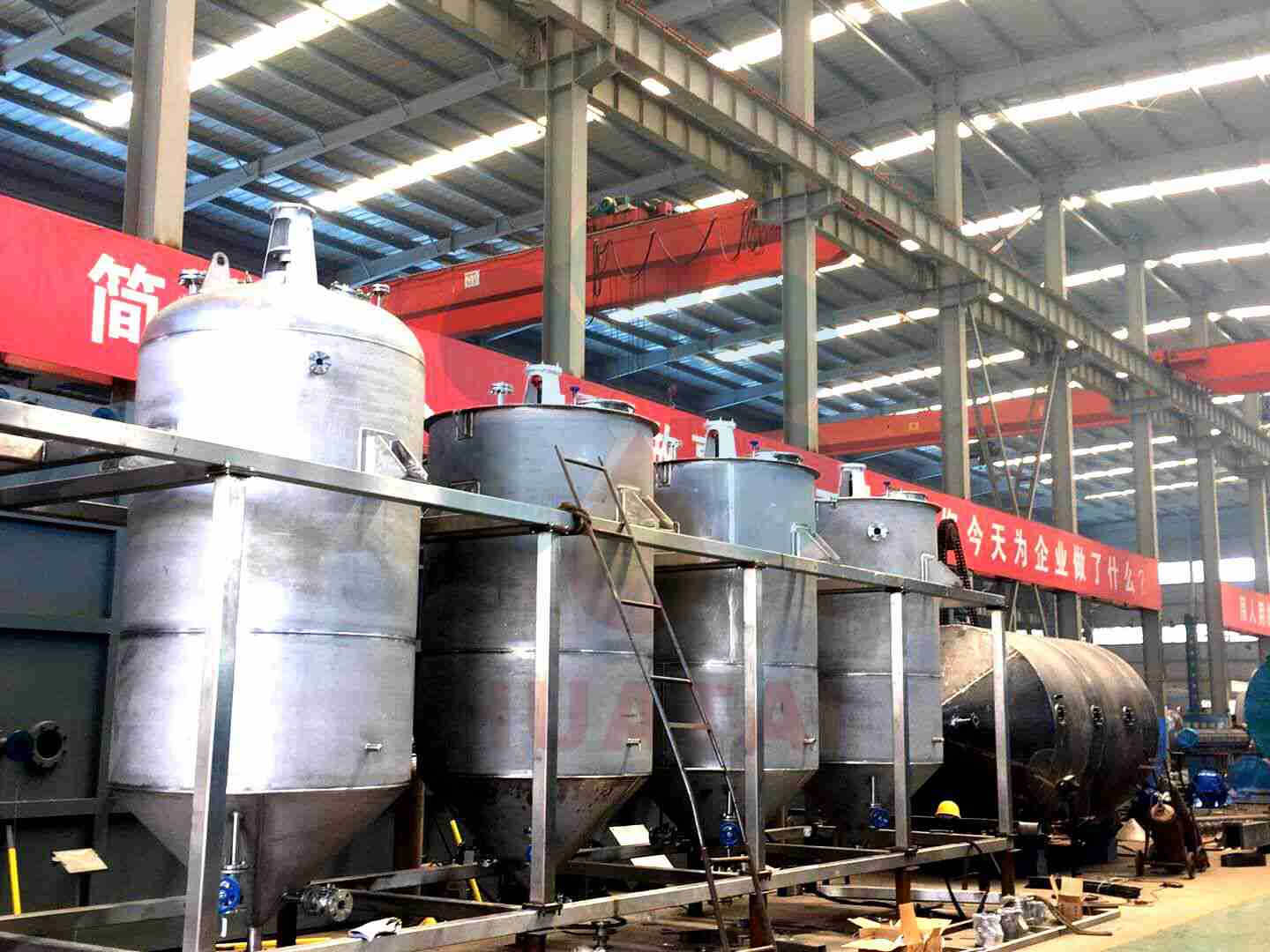 What are the main stages of edible oil refining?